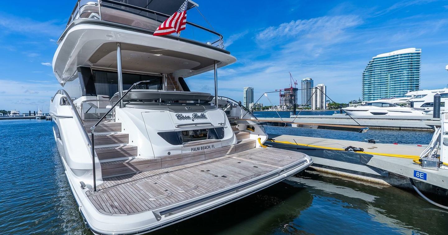 Motor Yacht Cosa Bella beach club with hydraulic stern