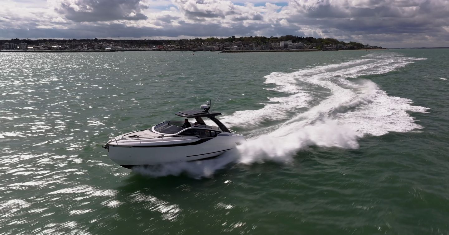 Fairline-F33-running-wake