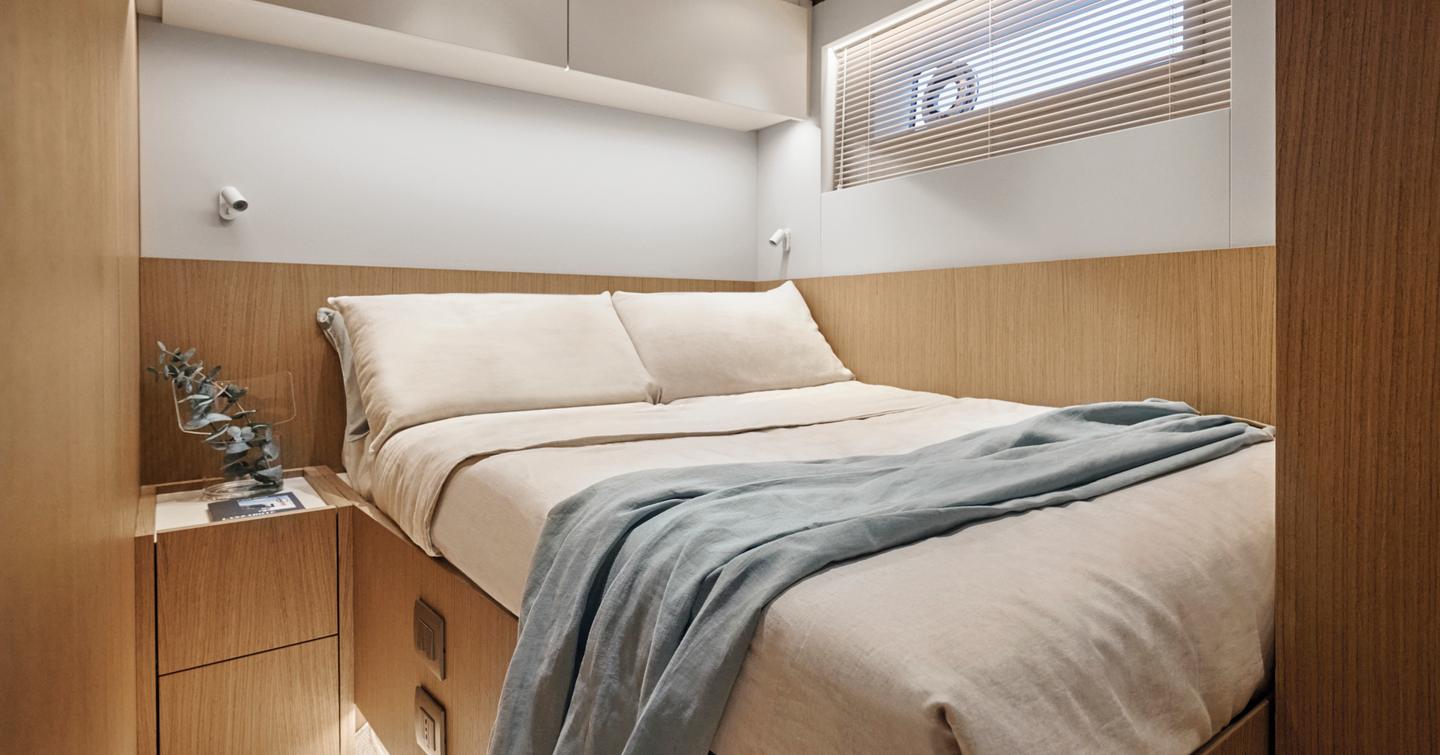 Azimut-Seadeck-7-double-cabin