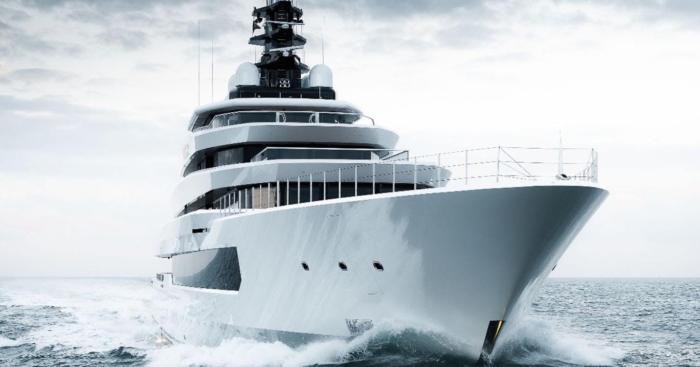 Superyacht DreAMBoat under way 