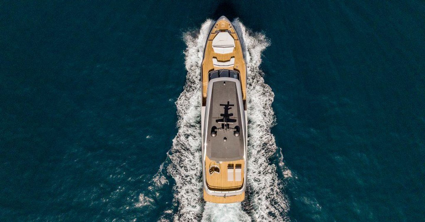 Azimut-Magellano-30M-overhead-running