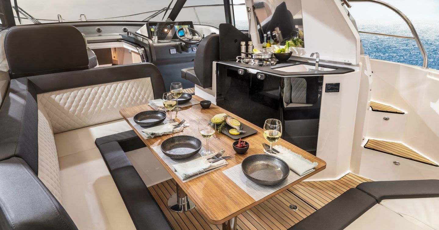 Bavaria SR33 deck lifestyle