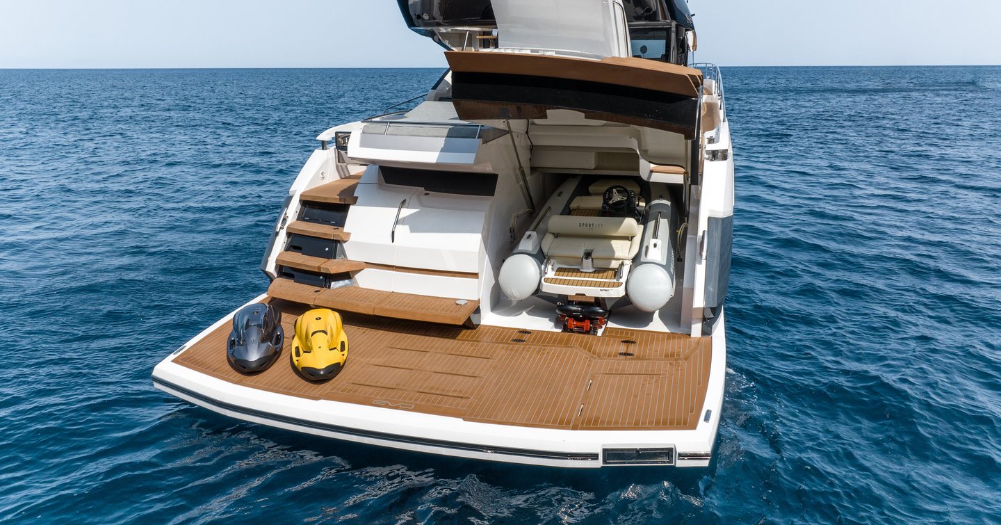 Sunseeker-75-Sport-Yacht-Review-tender-garage-and-swim-platform