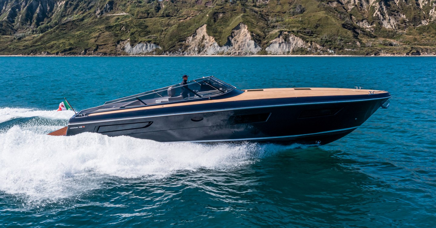 Itama 45RS boat under way 