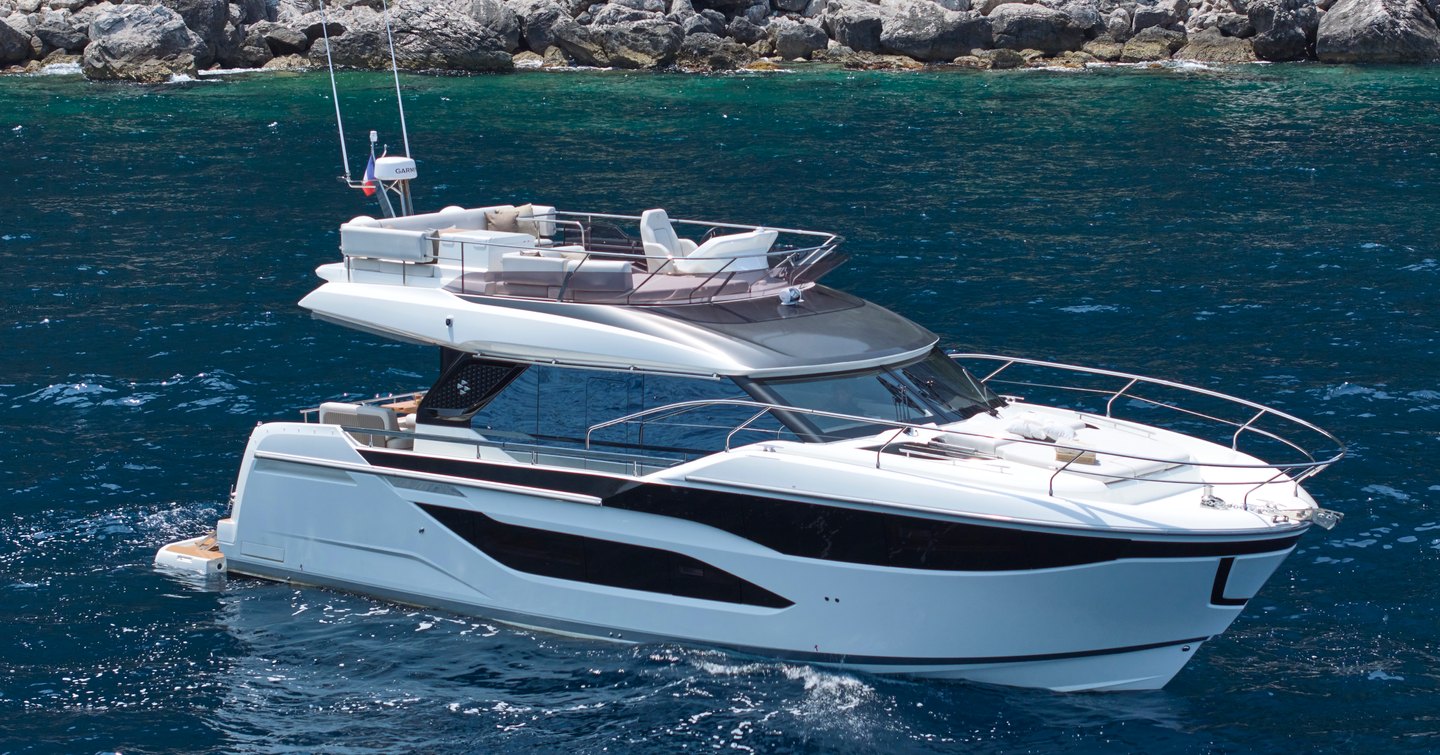 Prestige F4.9 motor yacht at anchor 