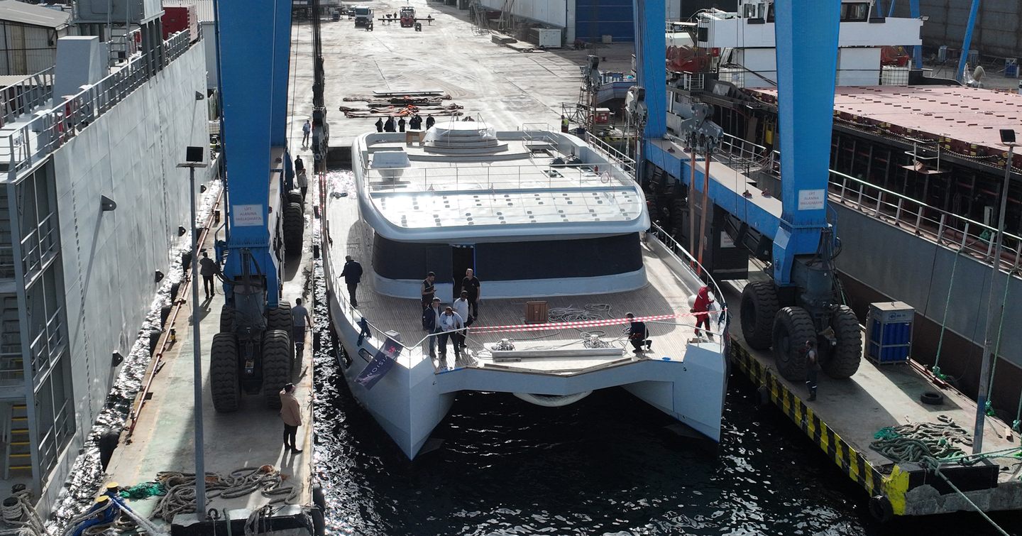 Catamaran Muzoon at alunch