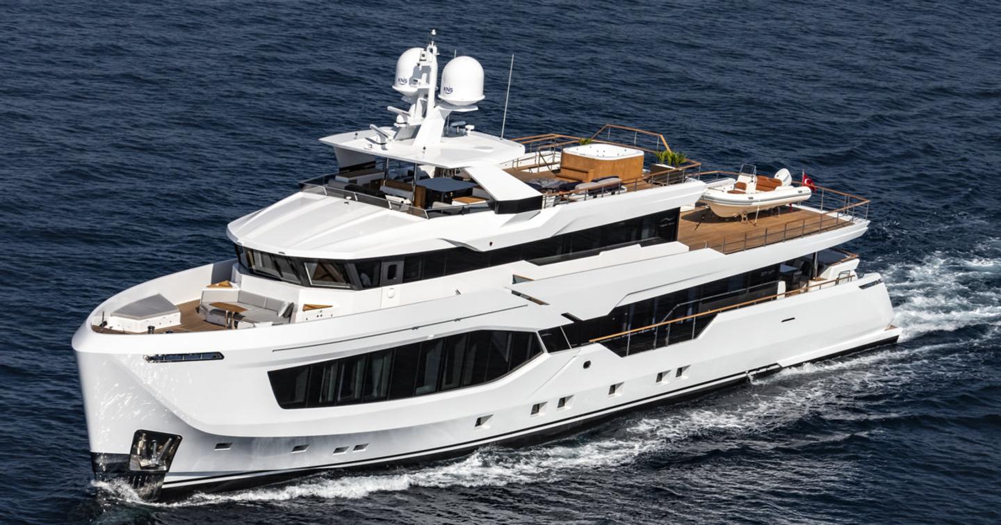 Numarine 37 XP motor yacht under way