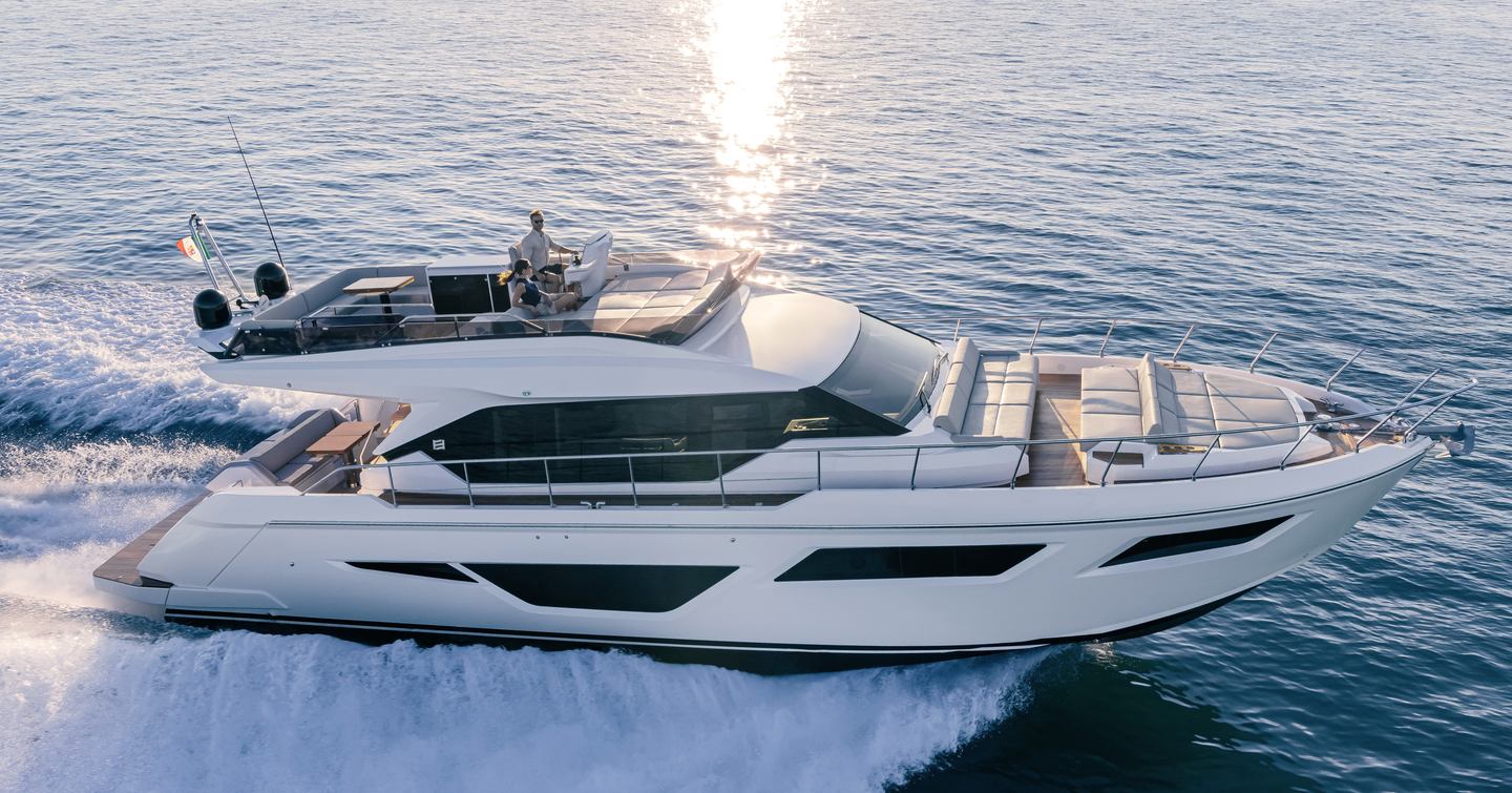 Motor yacht Ferretti 580 under way
