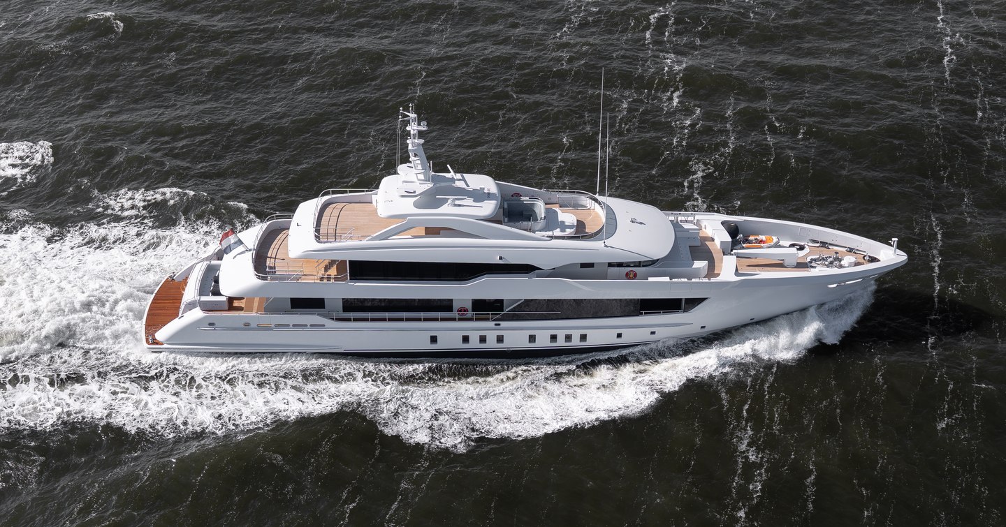 Superyacht Pa'lante under way 