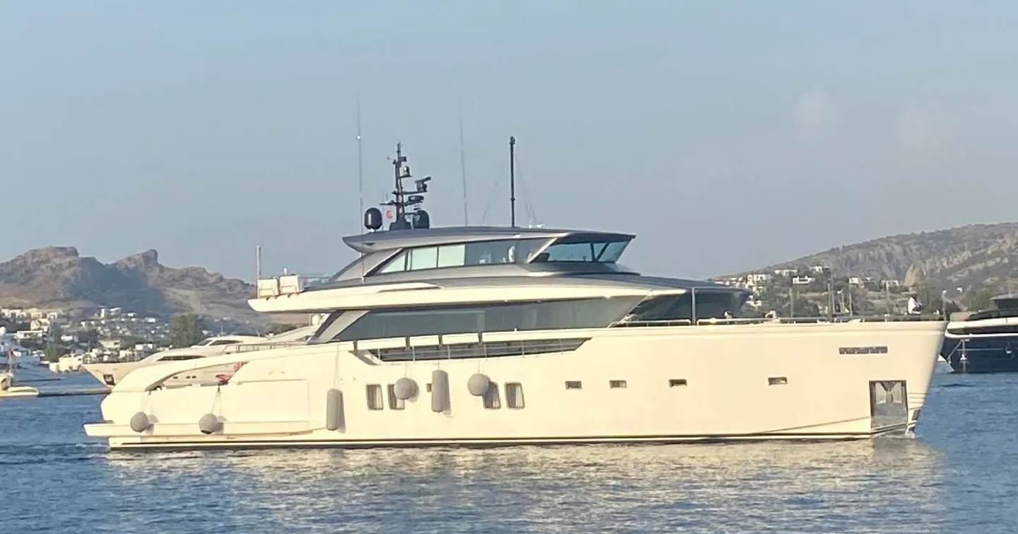 Superyacht La Luna under way