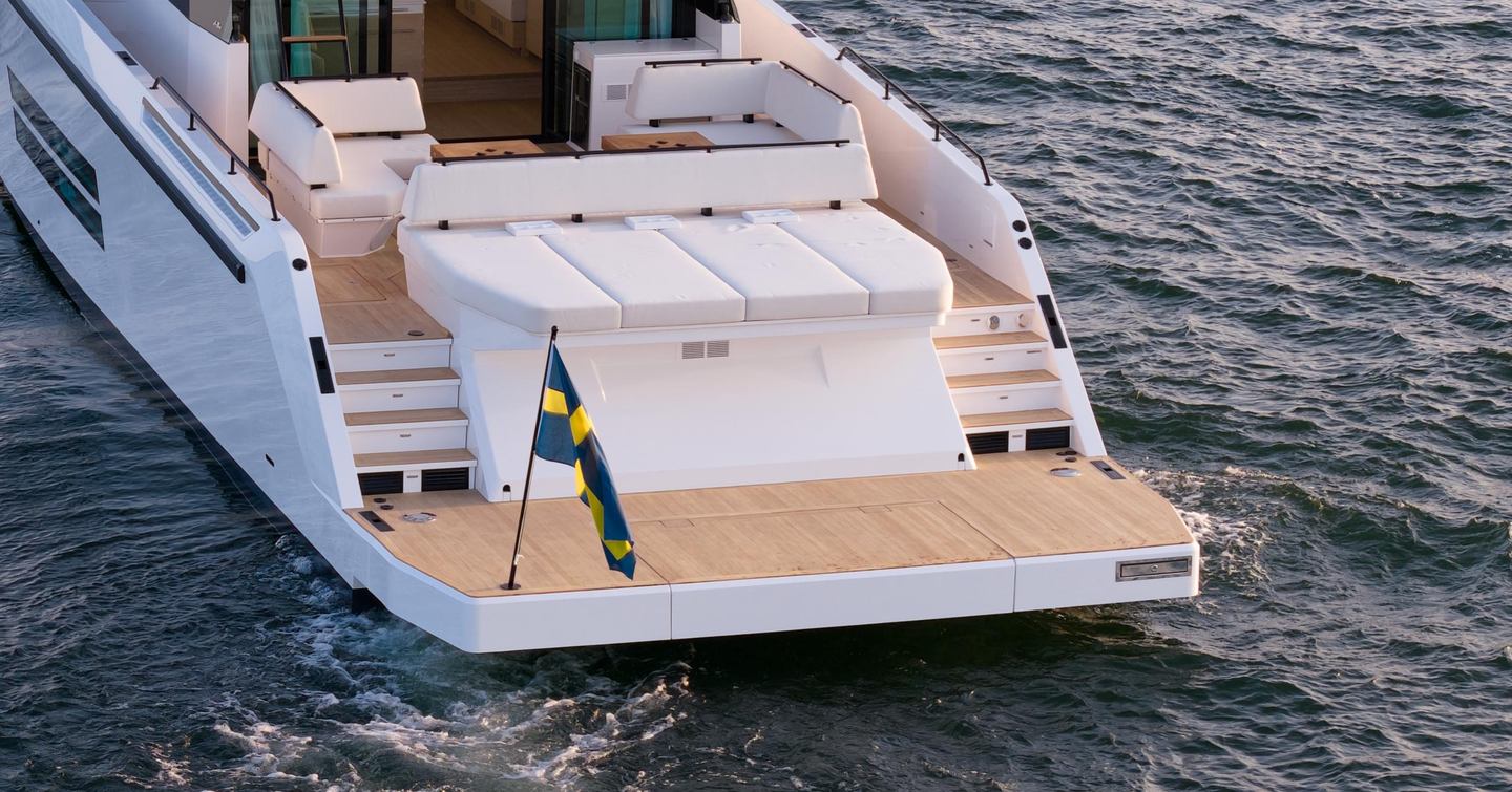 Delta-Powerboats-72-Review-swim-platform