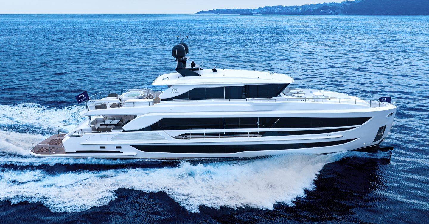 Horizon FD100 Skyline motor yacht under way 