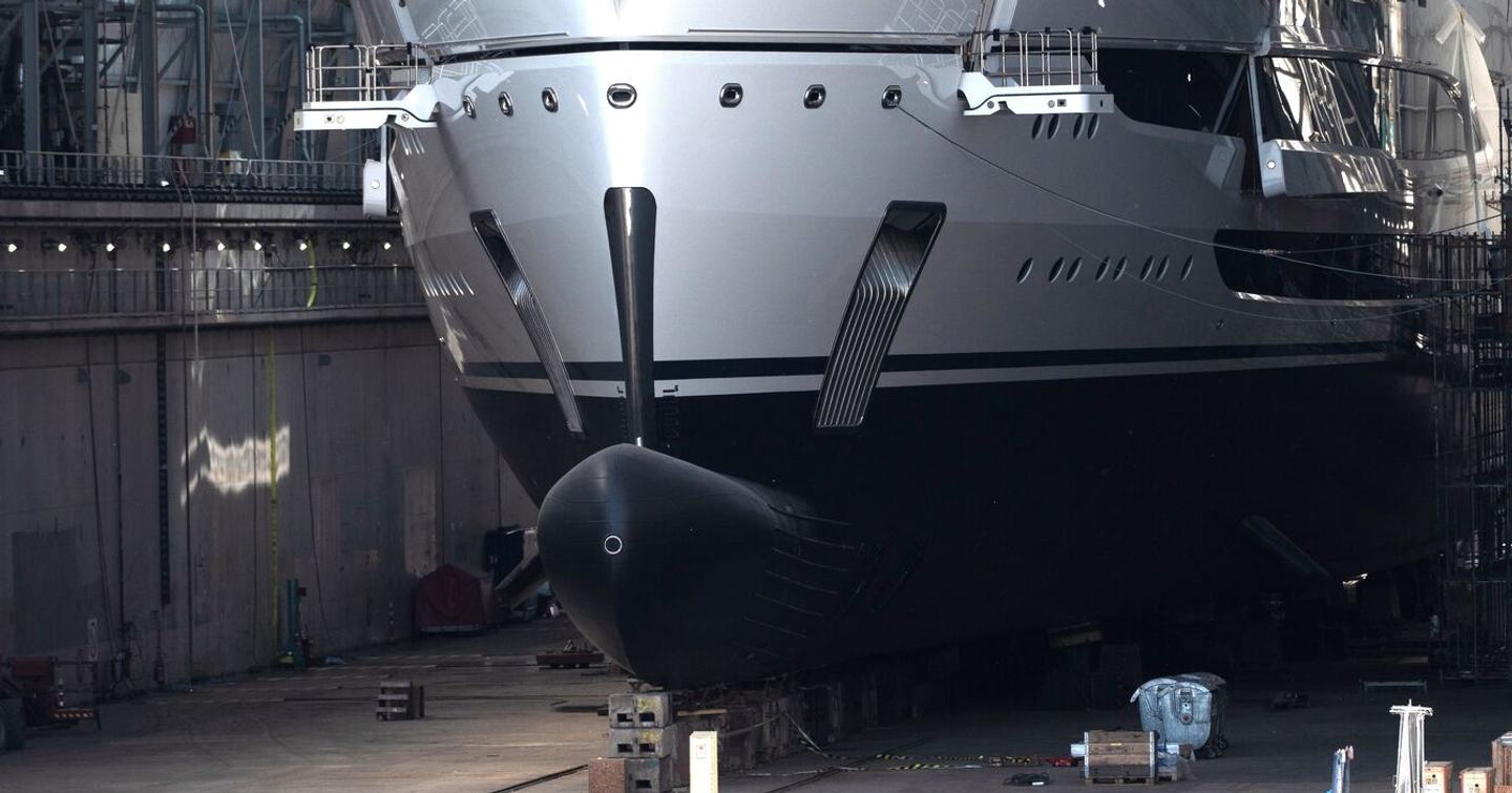 Superyacht Deep Blue bulbous hull shape