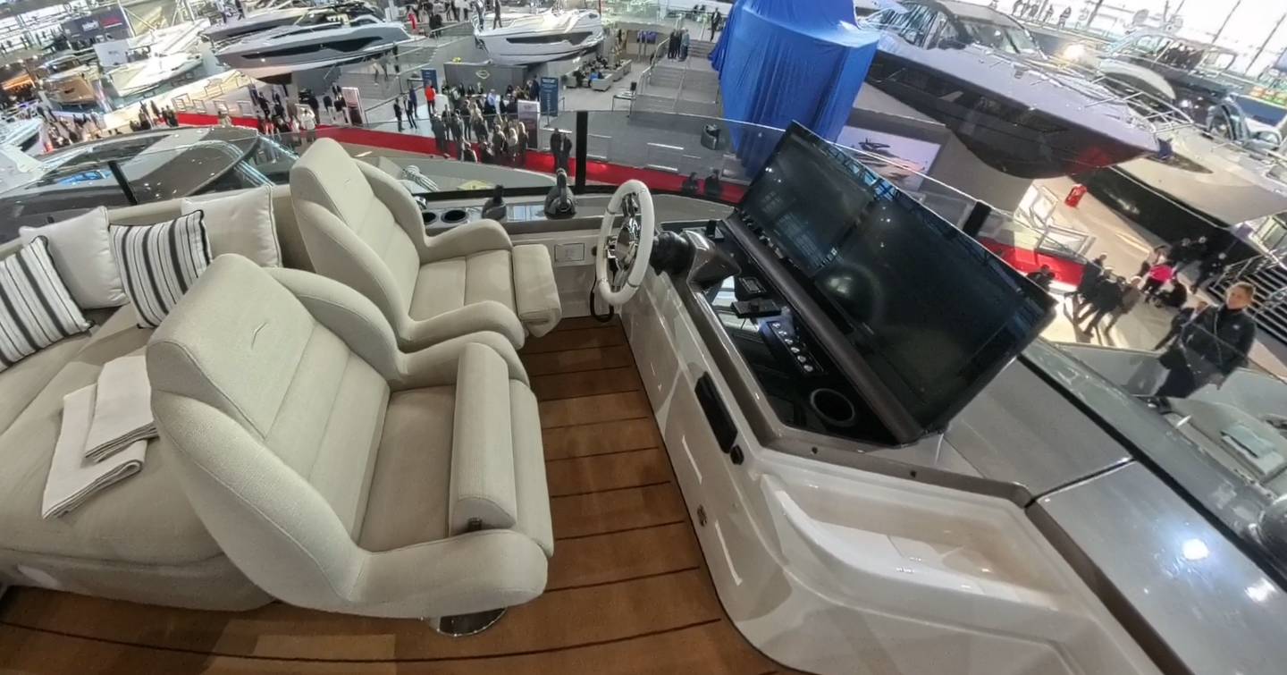 Azimut-Seadeck-7-flybridge-helm