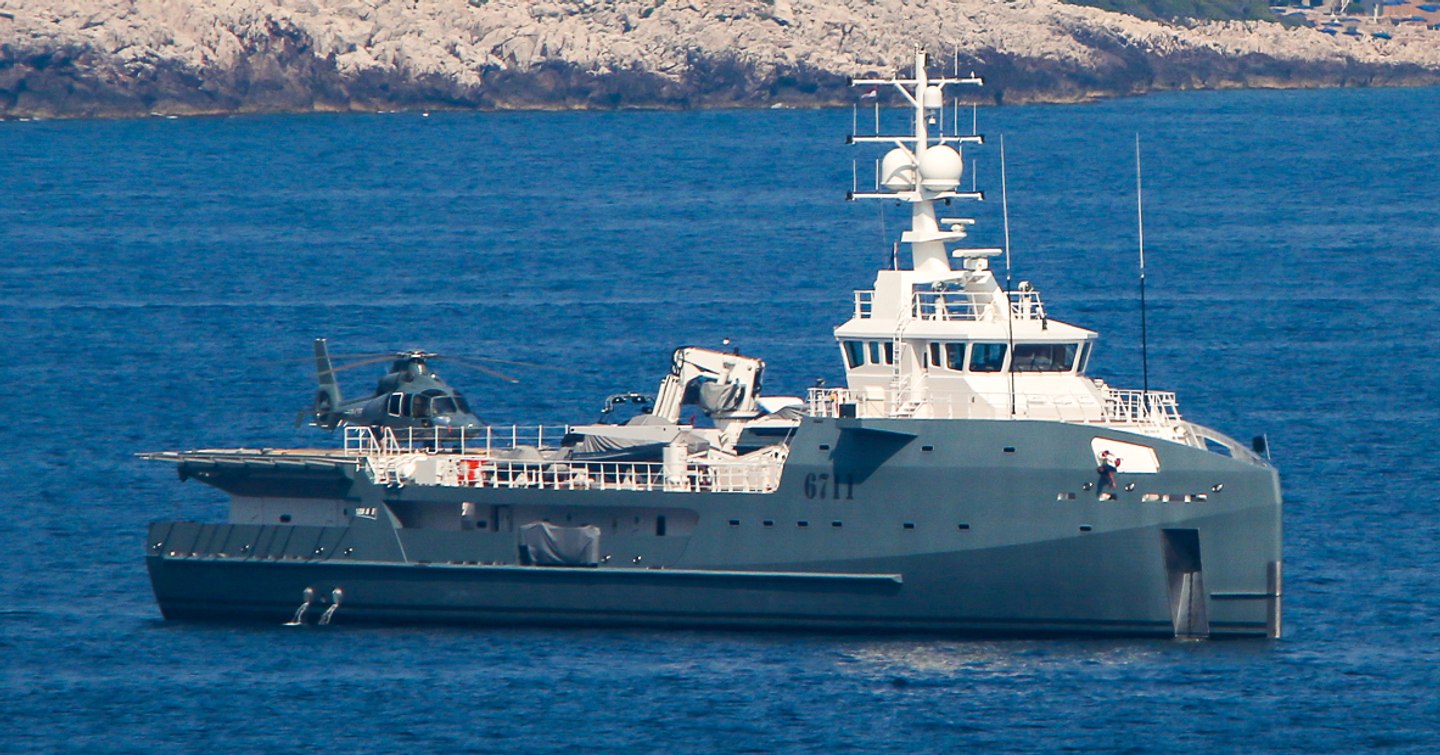 Support yacht Kalm under way 