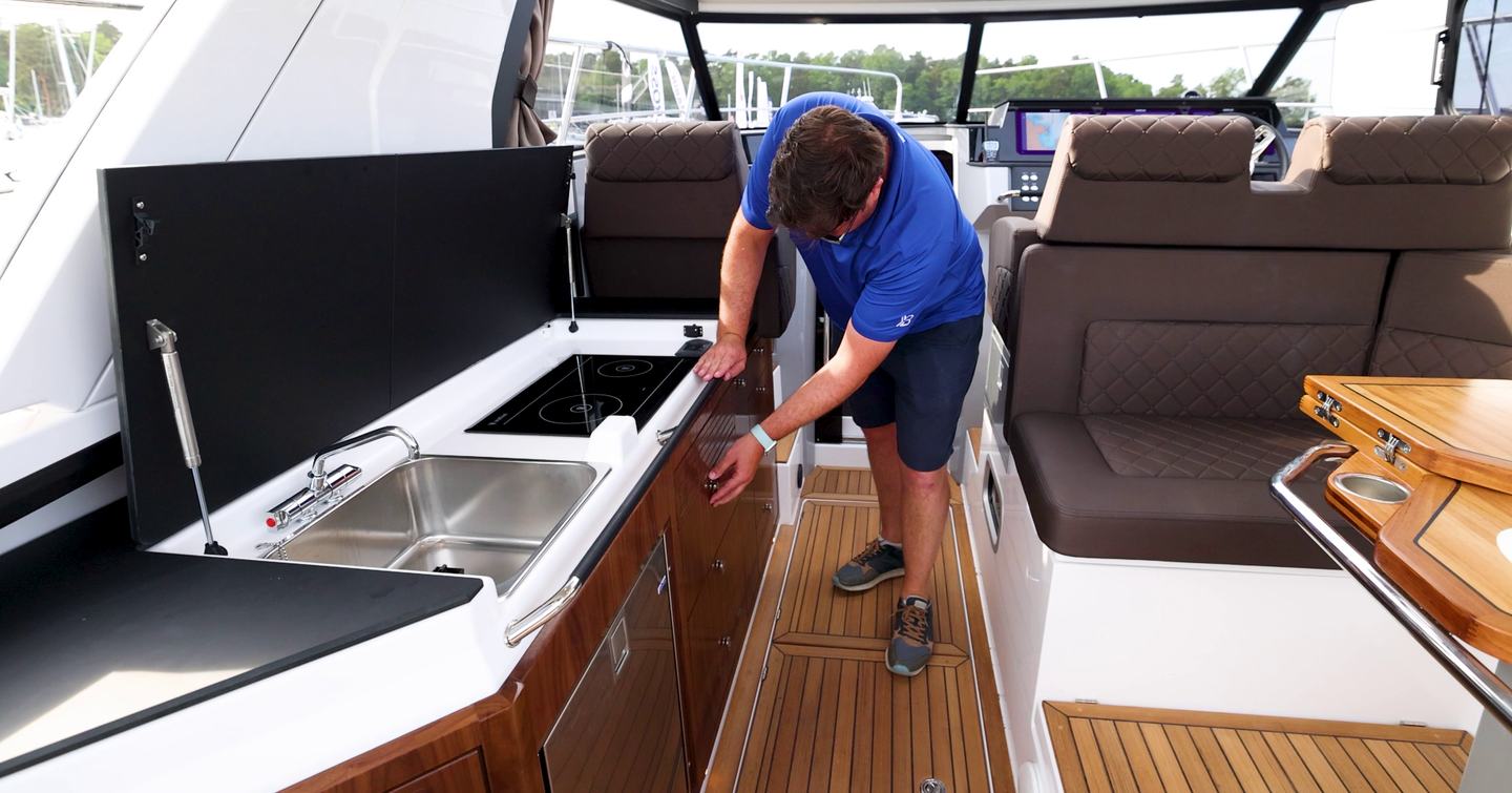 Aquador-300HT-Review-galley
