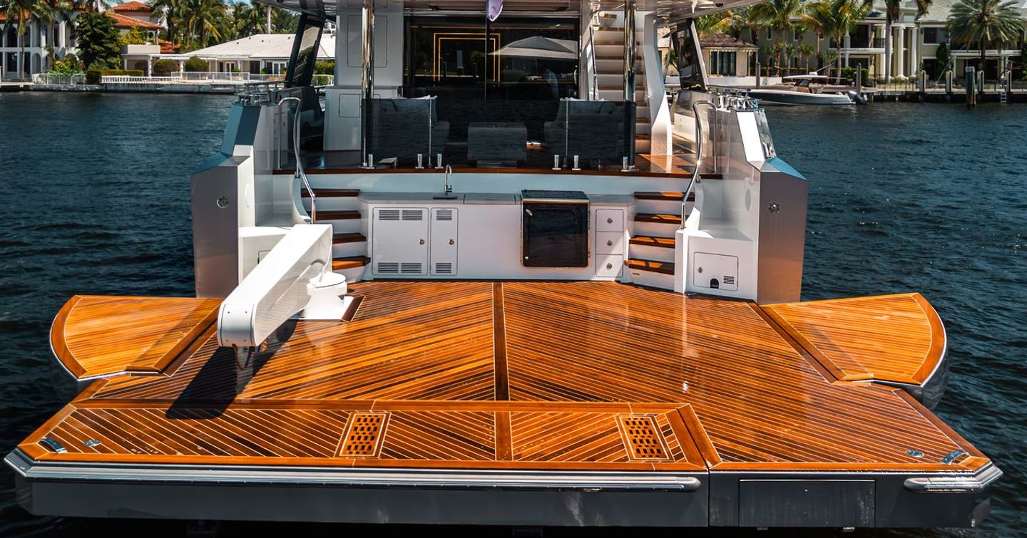 Ocean Alexander 28E motor yacht stern with fold out beach club 