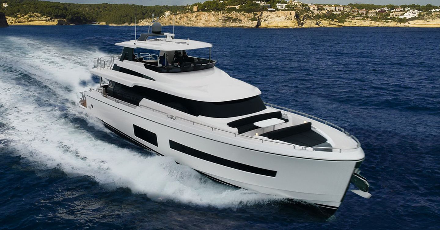Horizon V68 motor yacht under way 