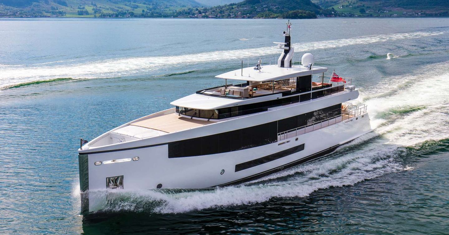 34m superyacht Graycliffs under way 