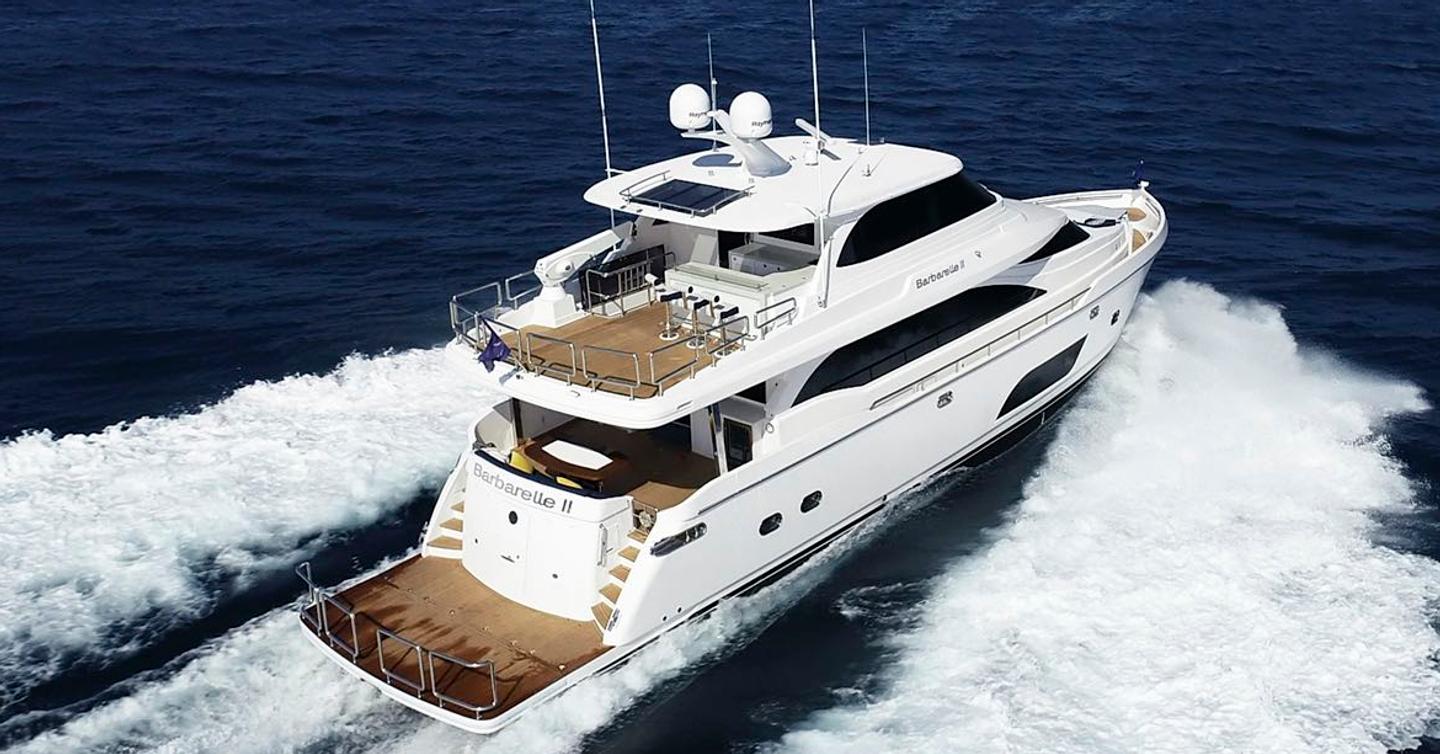 Horizon E75 Skylounge motor yacht under way 