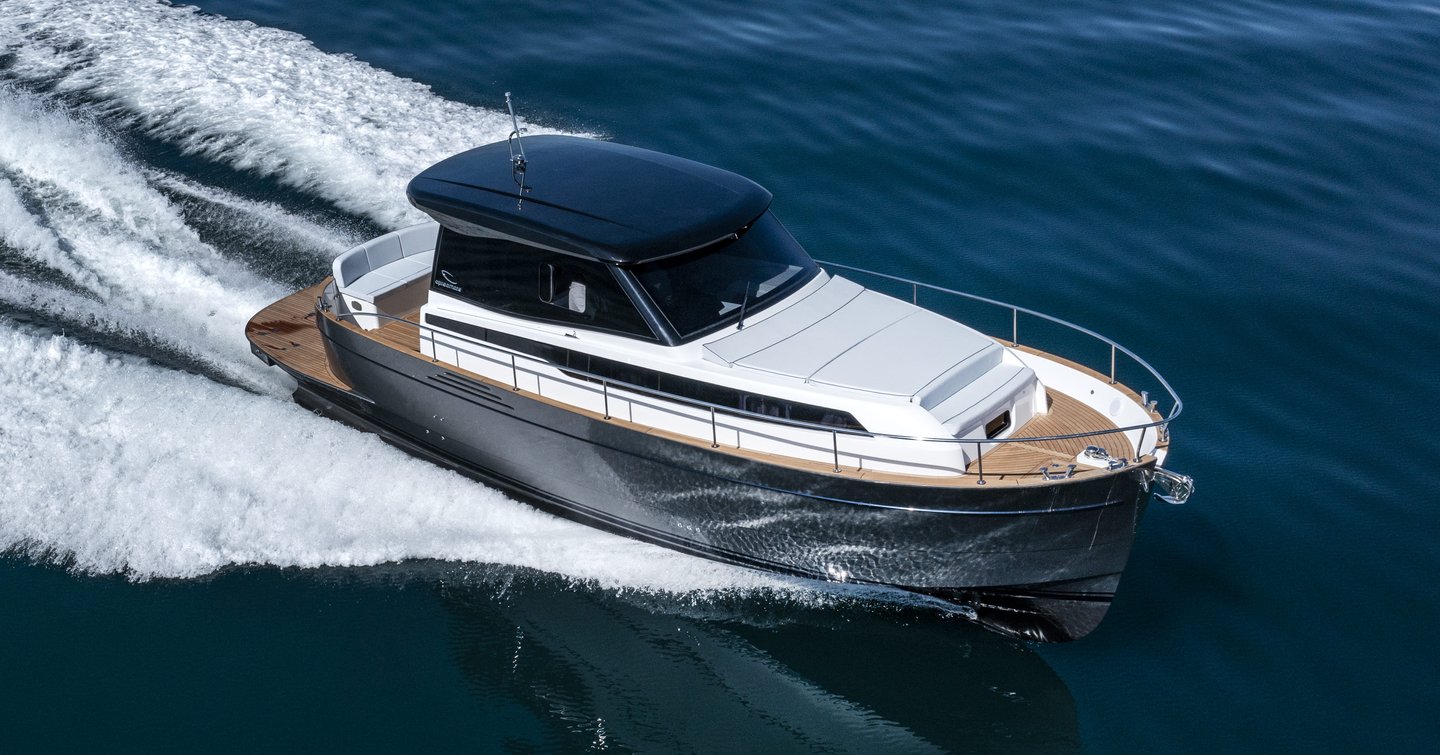 Gozzo 38 Cabin motor yacht under way