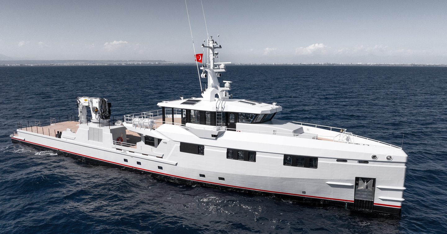 Support vessel Emotional under way