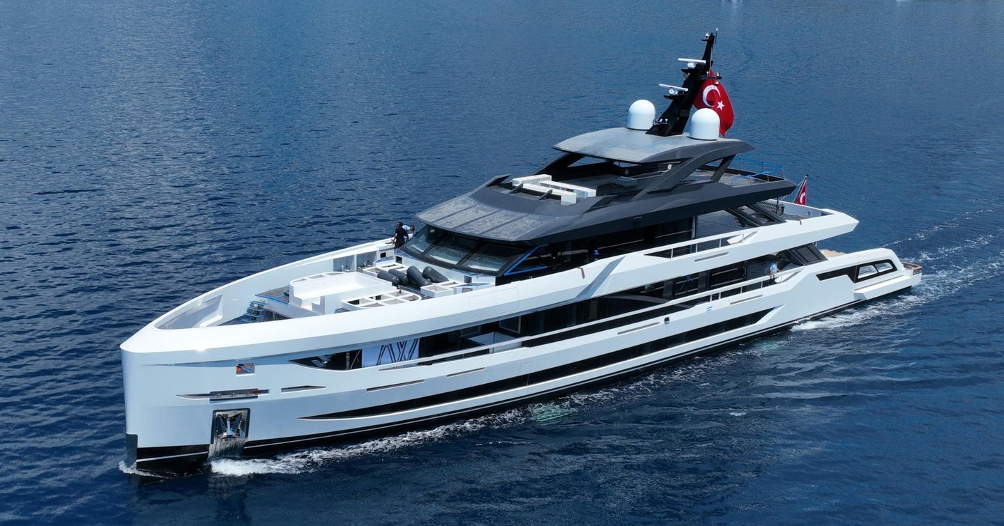 Motor Yacht Legasea under way