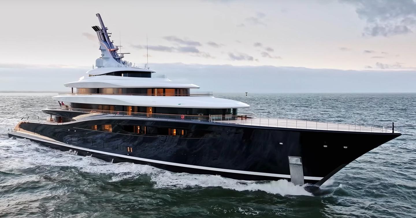 Feadship Project 821 at sea