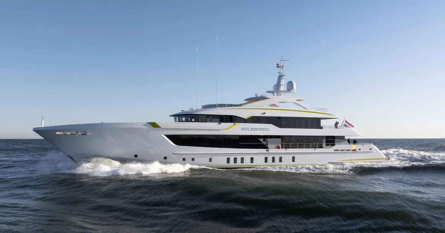 Superyacht Solemates under way