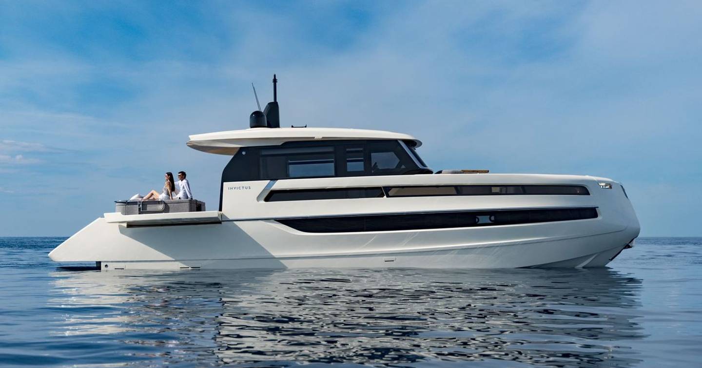 Invictus ST550 motor yacht at anchor