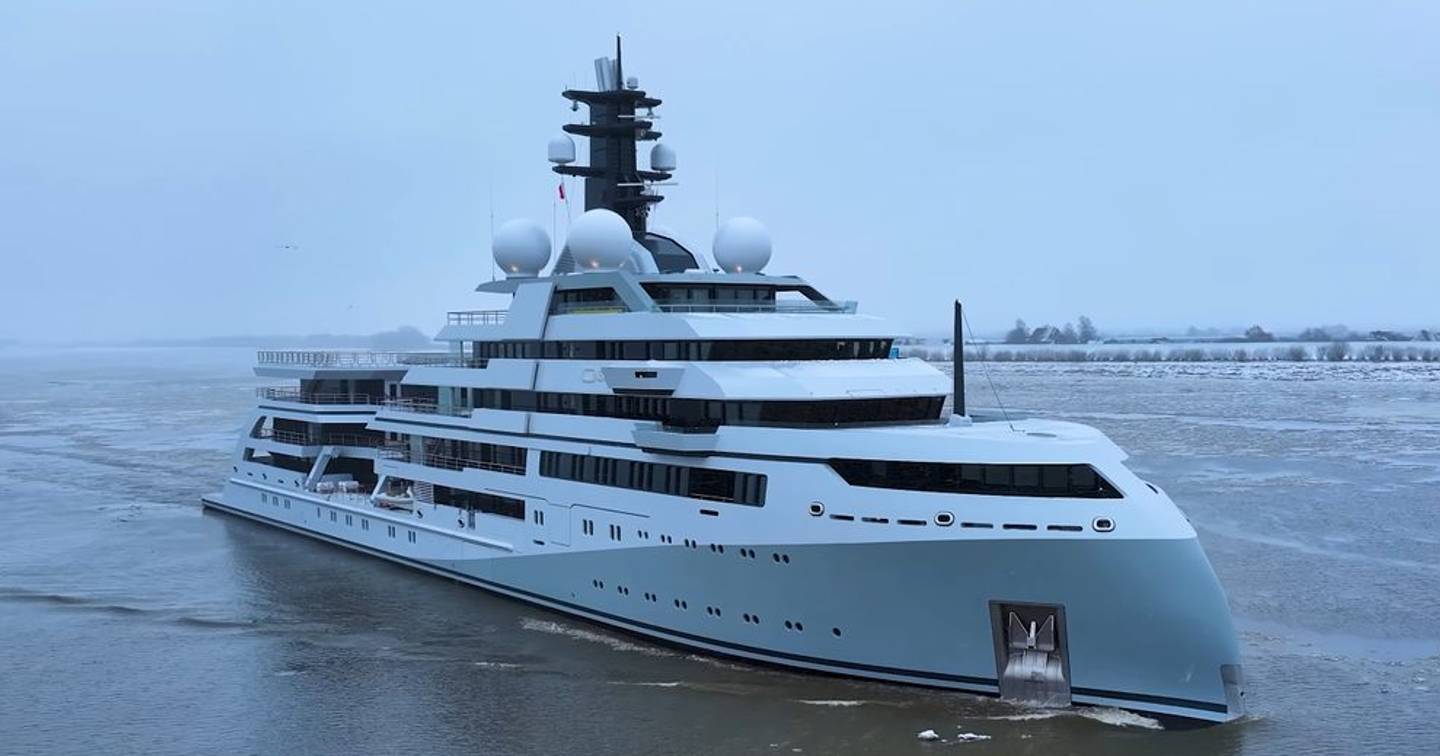Lürssen superyacht O3 underway bow view 