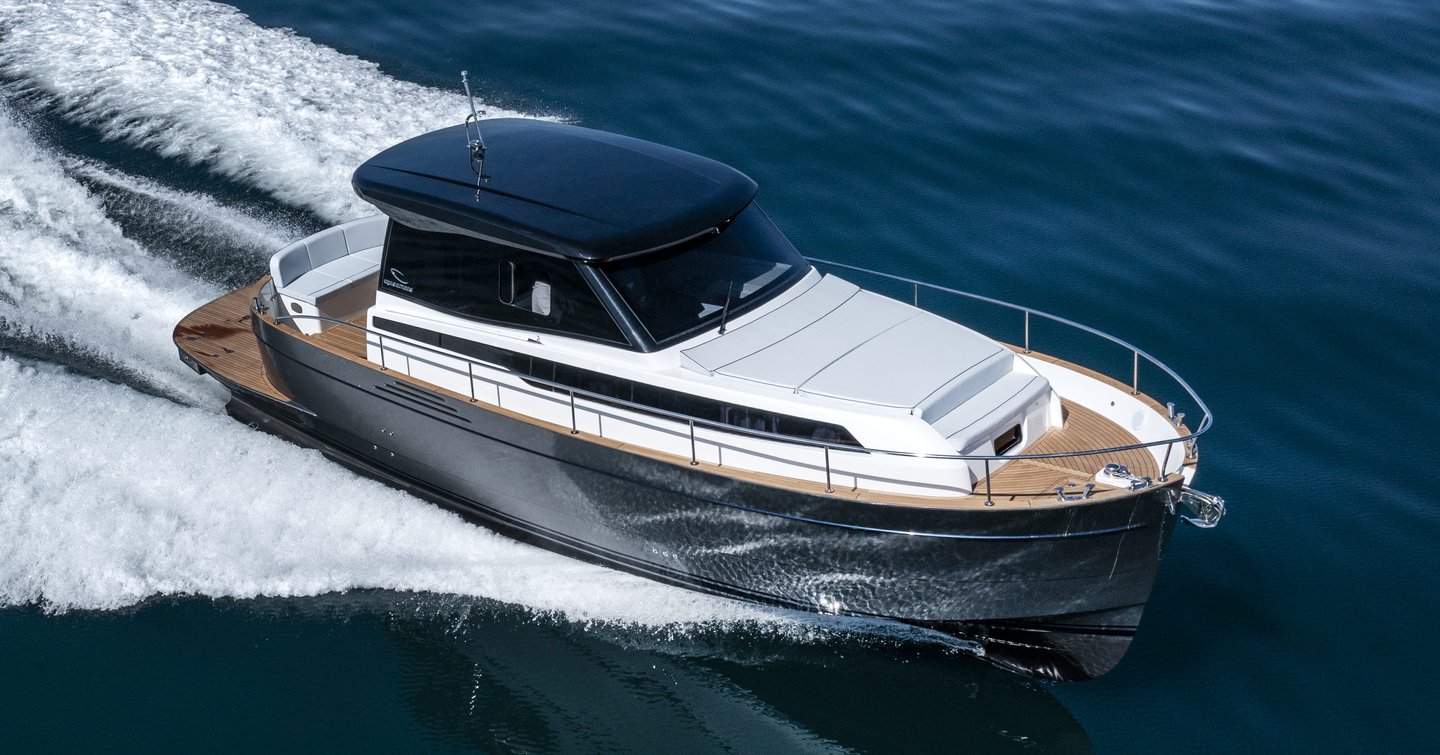 Apreamare Gozzo 38 boat Cabin under way