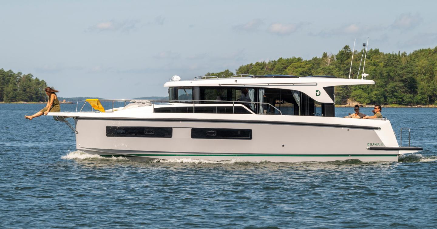 Delphia 11 Sedan boat under way 