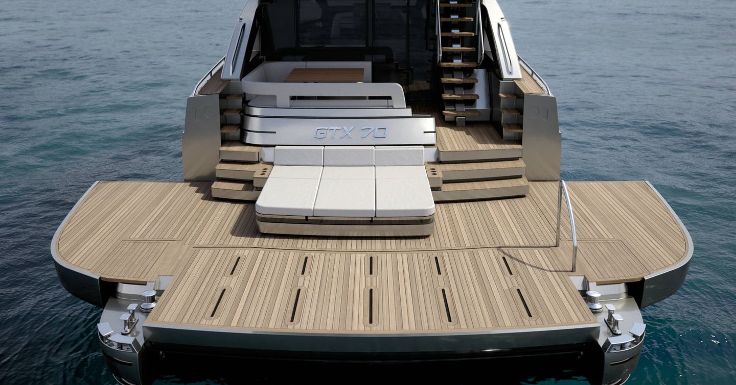 Motor yacht Pershing GTX70 stern