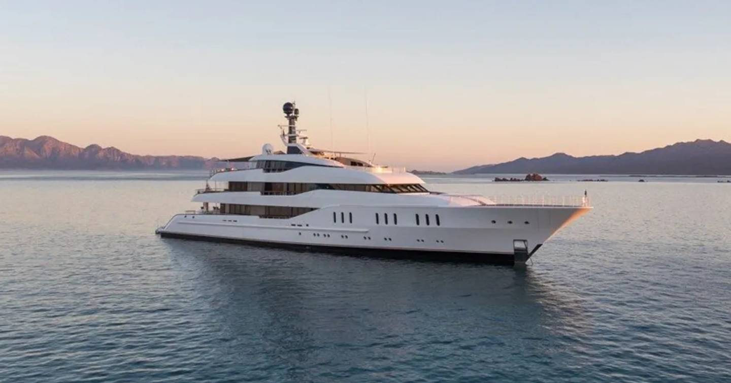 Superyacht Anshin at anchor side profile