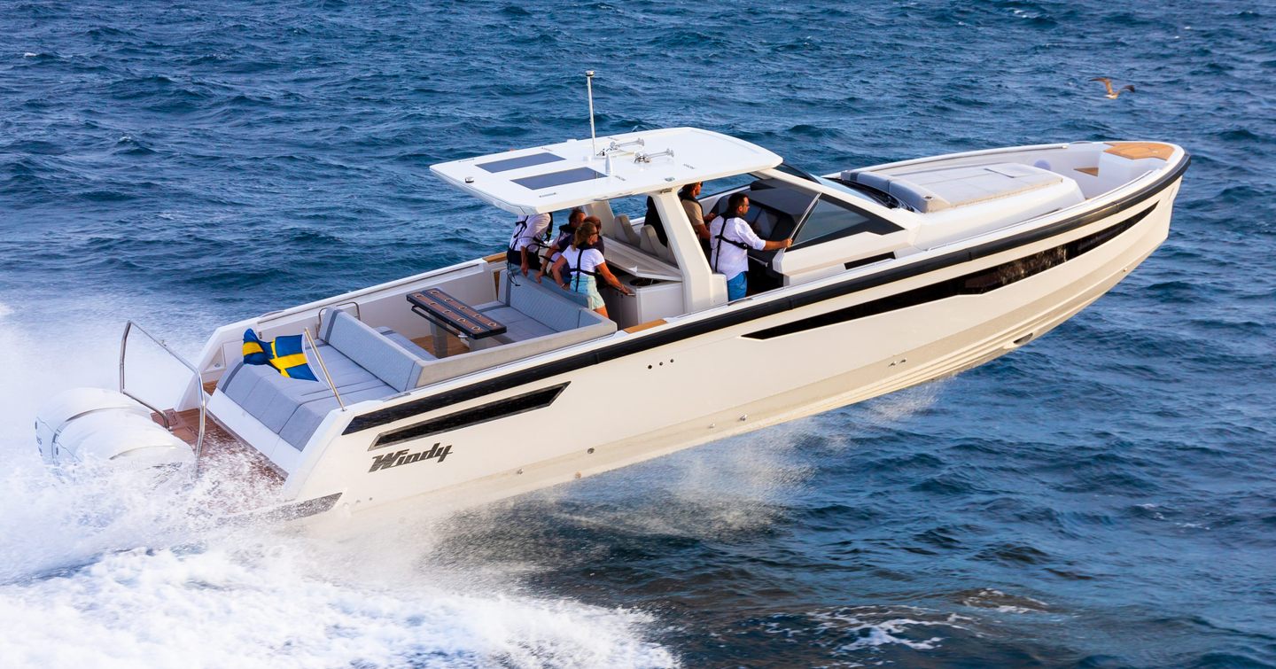 Windy SR44 SX boat under way 