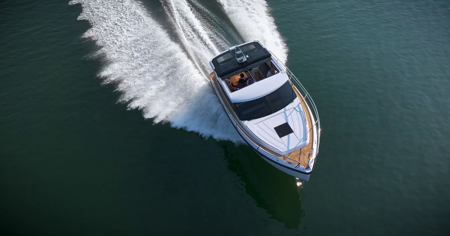 Aquador-300HT-Review-running-wake