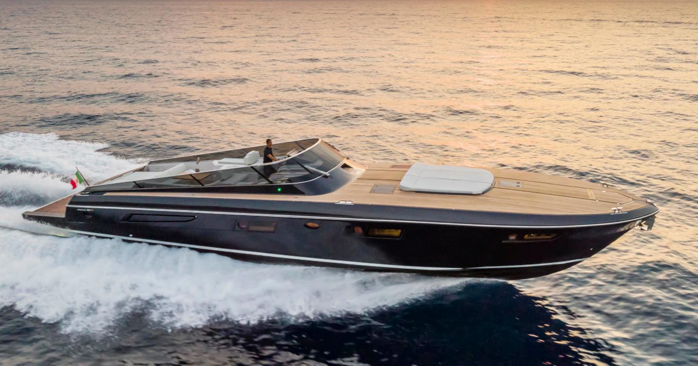 Itama 62RS boat under way 