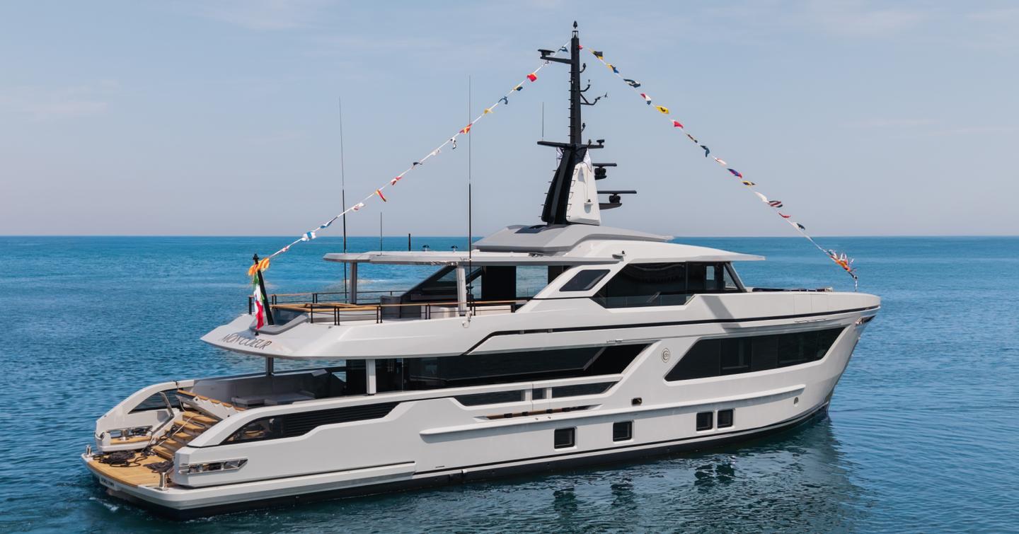 Cantiere delle Marche motor yacht Mon Coeur at anchor stern view