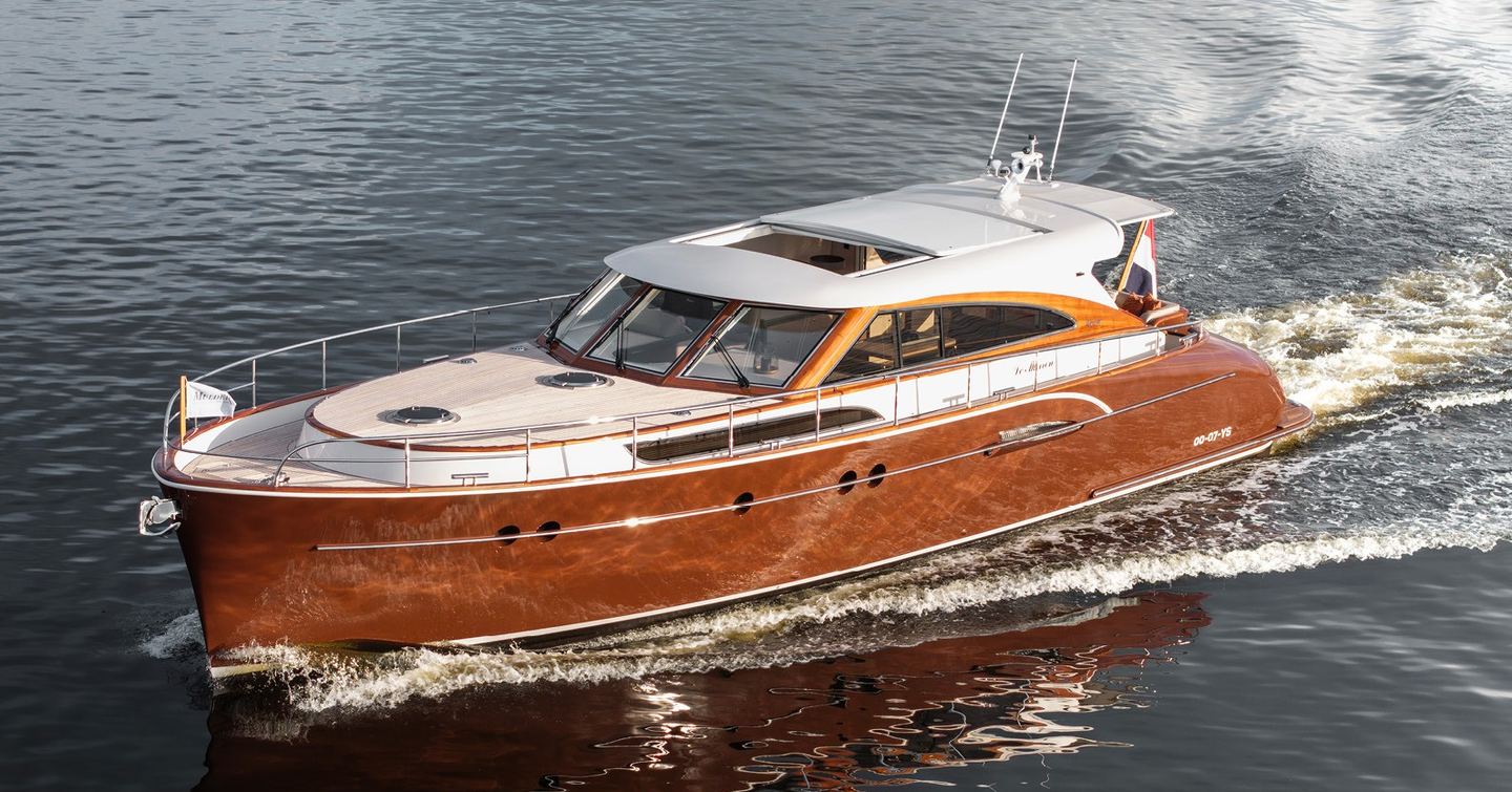 Favorite 1500 motor yacht under way 