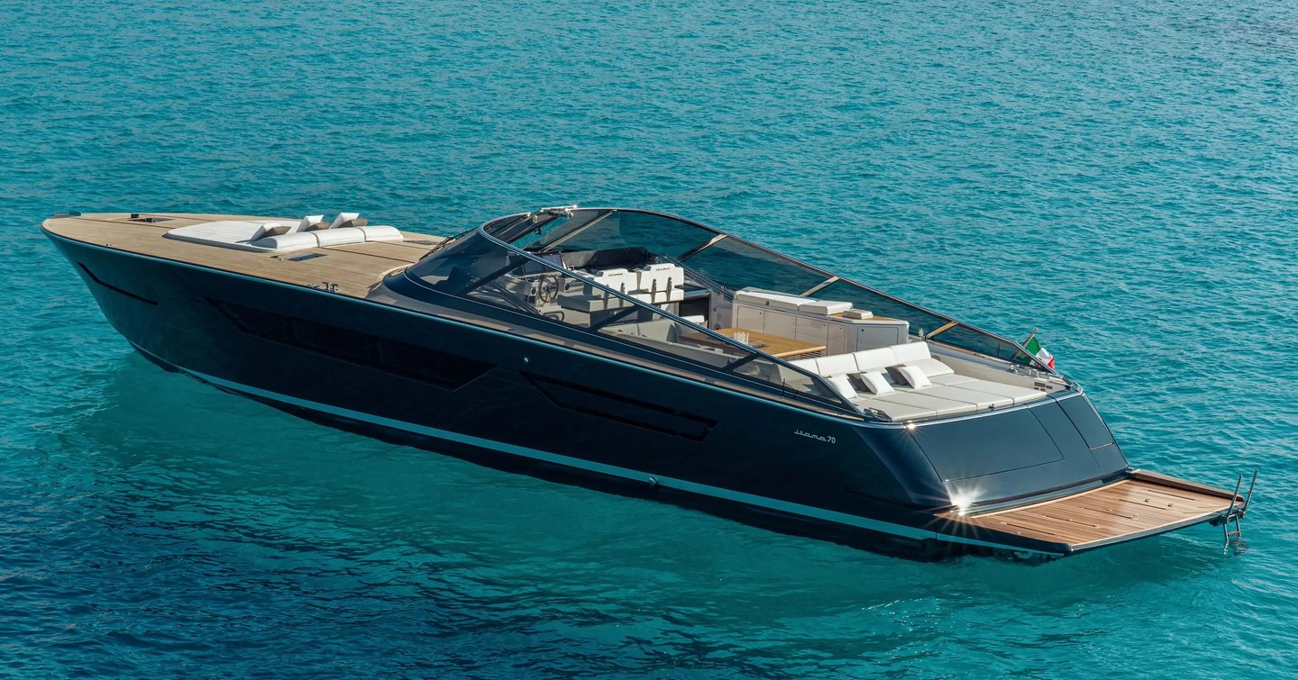 Itama 70 motor yacht at anchor 