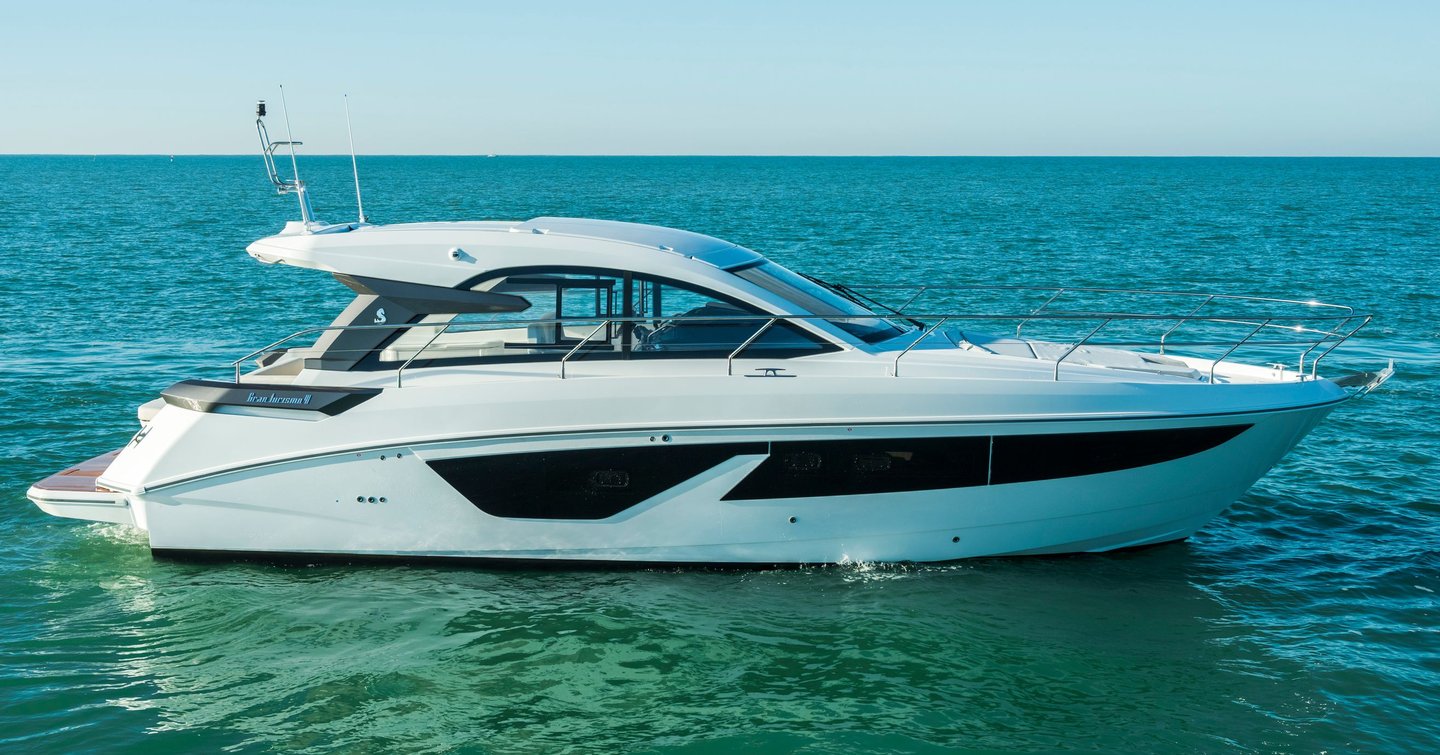 Beneteau Gran Turismo 41 motor yacht at anchor