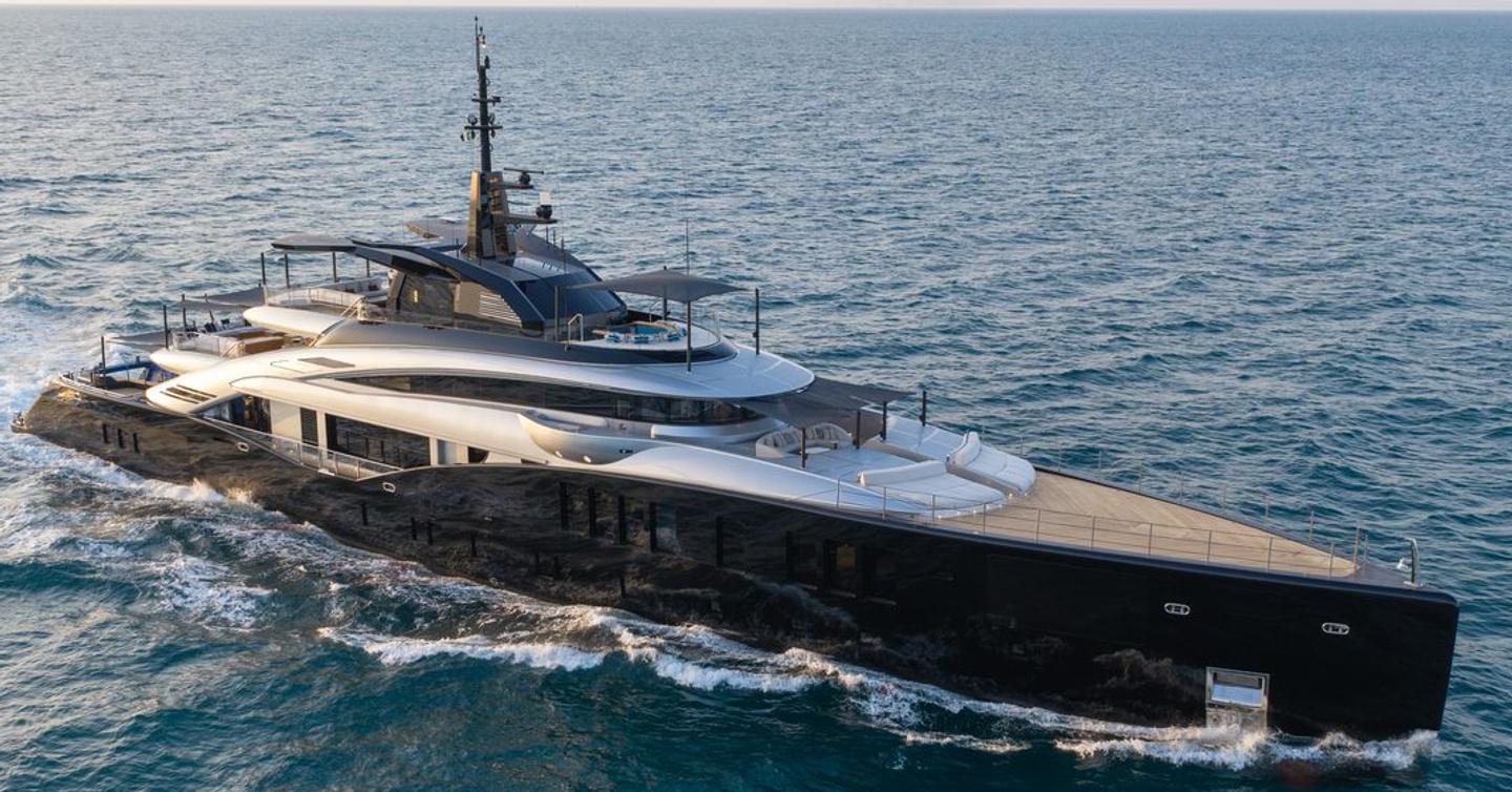 Superyacht Sea Raider X under way 