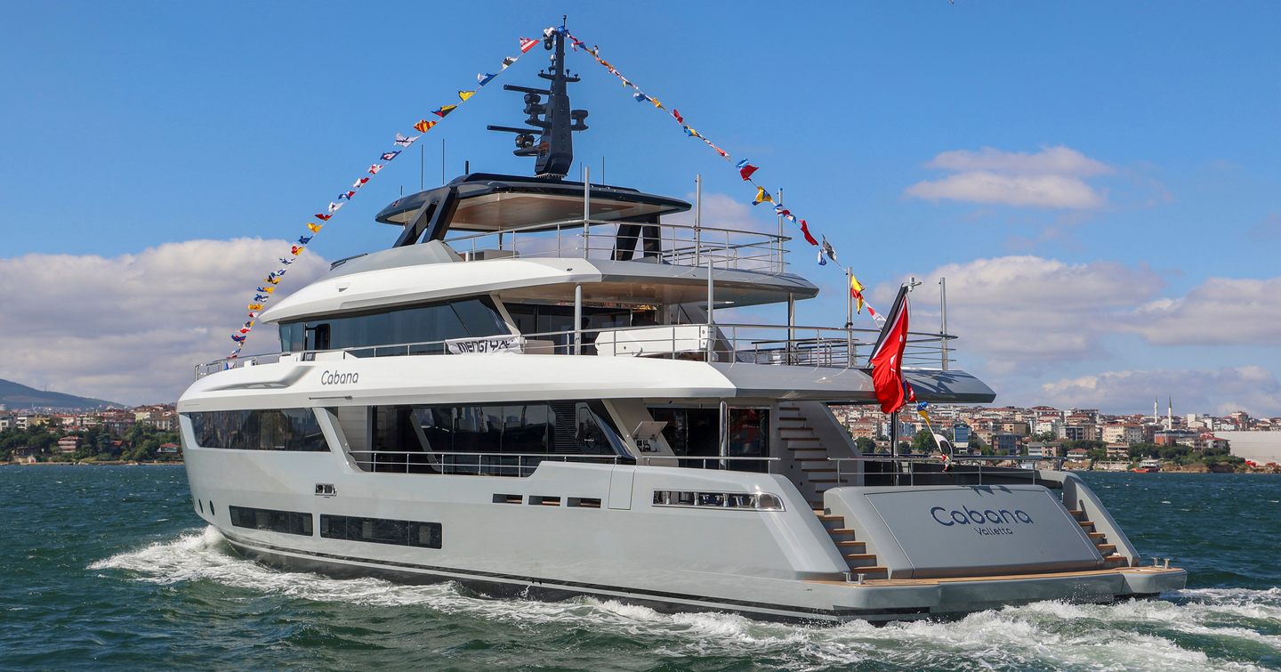 Mengi Yay superyacht Cabana stern view of beach club 
