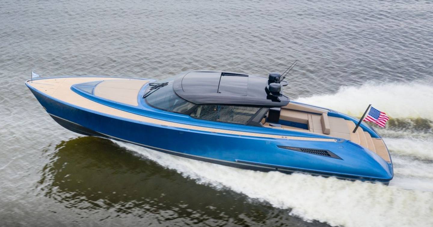 Wajer 55 HT boat under way