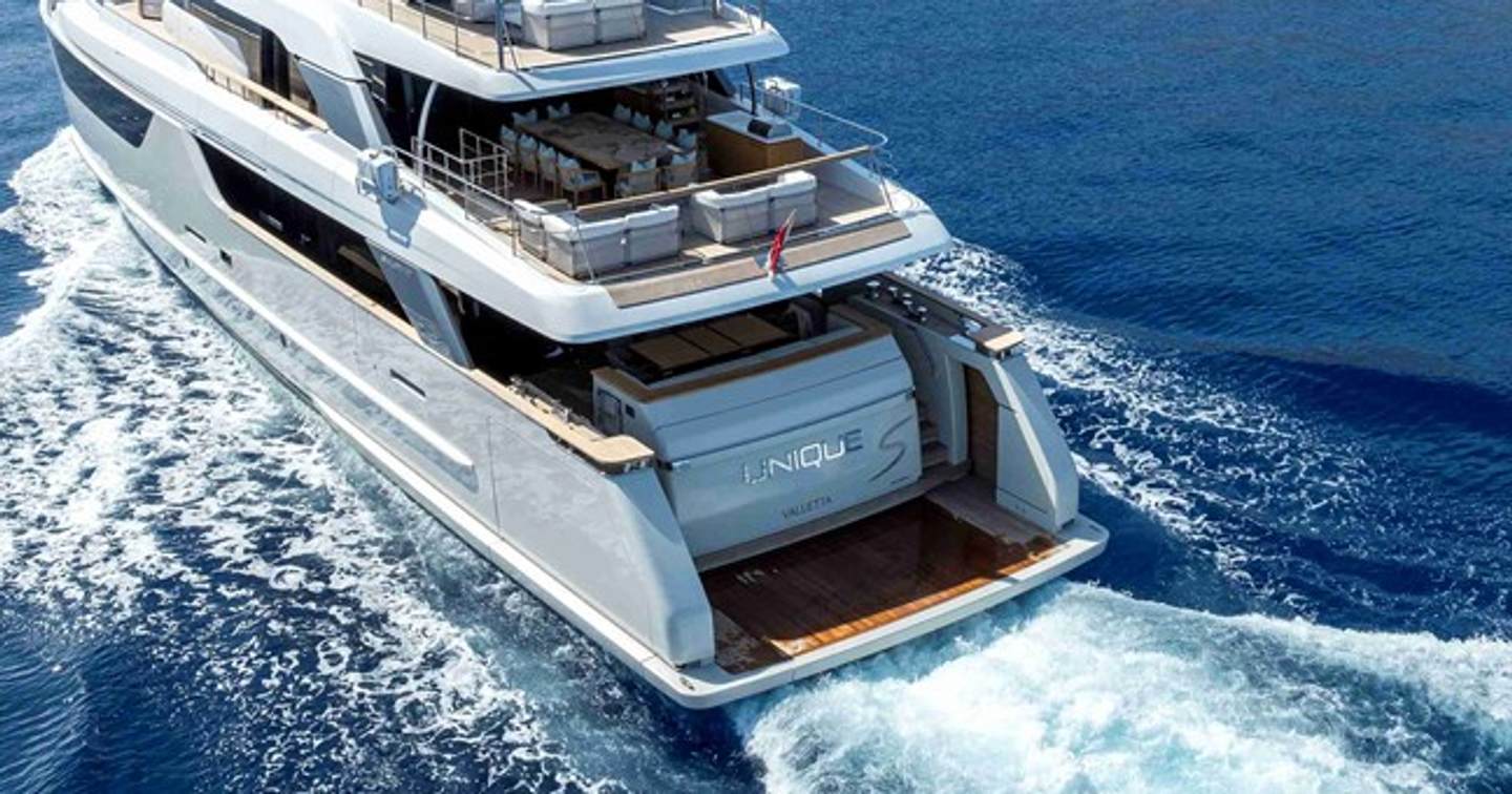 Superyacht Unique S stern 