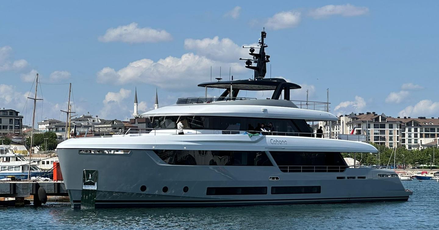 Mengi Yay superyacht Cabana at anchor bow view 