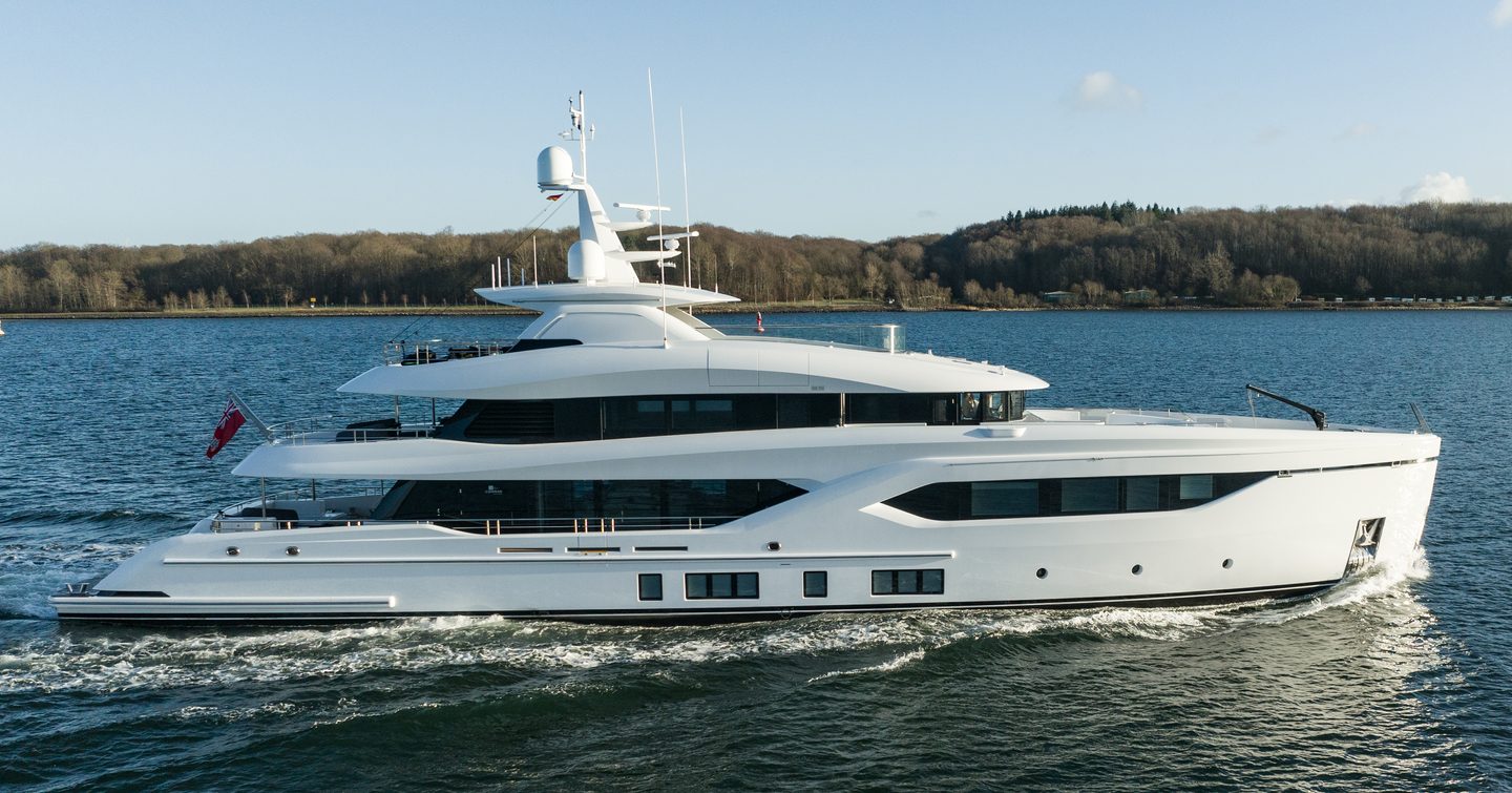 Superyacht Miss Leen under way 
