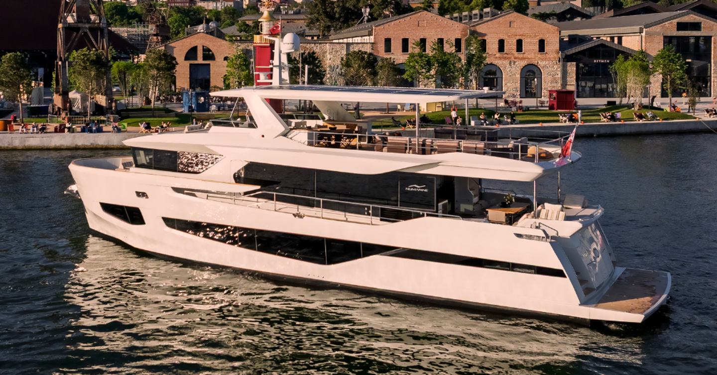Numarine 27XP Explorer Yacht at anchor 
