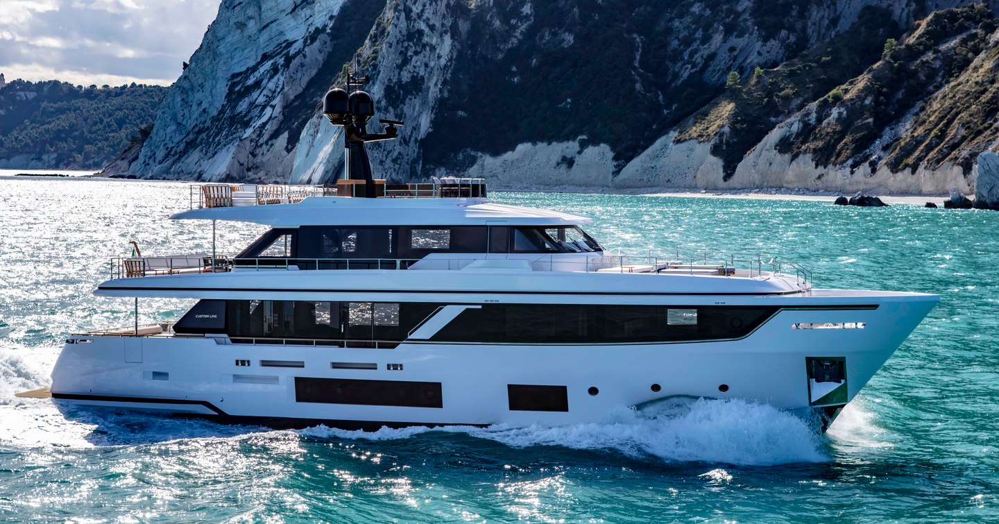 Custom Line Navetta 30 on water